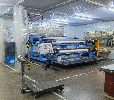 Film slitting and rewinding machine