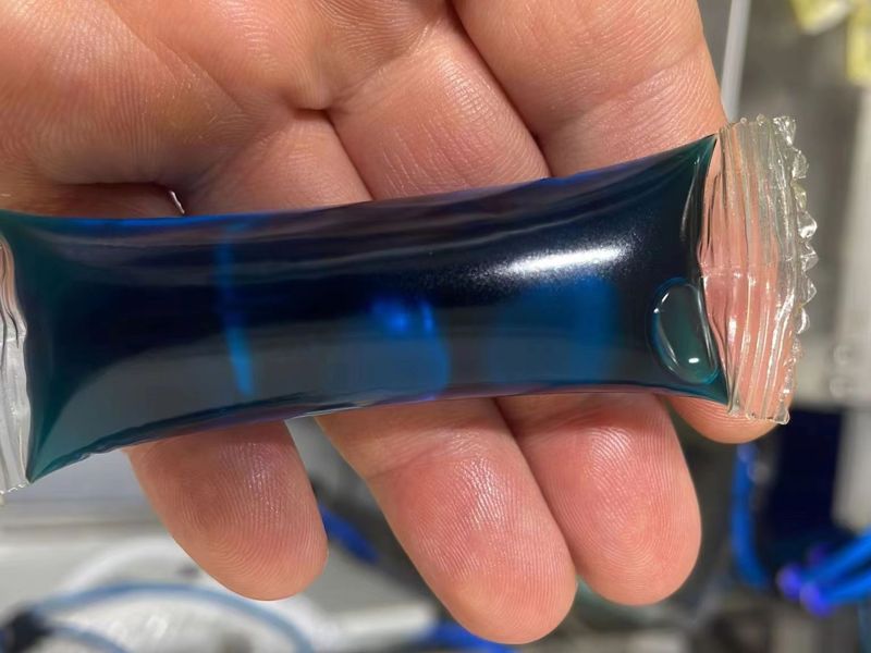 Single-dose liquid detergent pouch